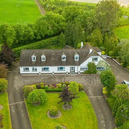 Hillside House Bed & Breakfast 4*